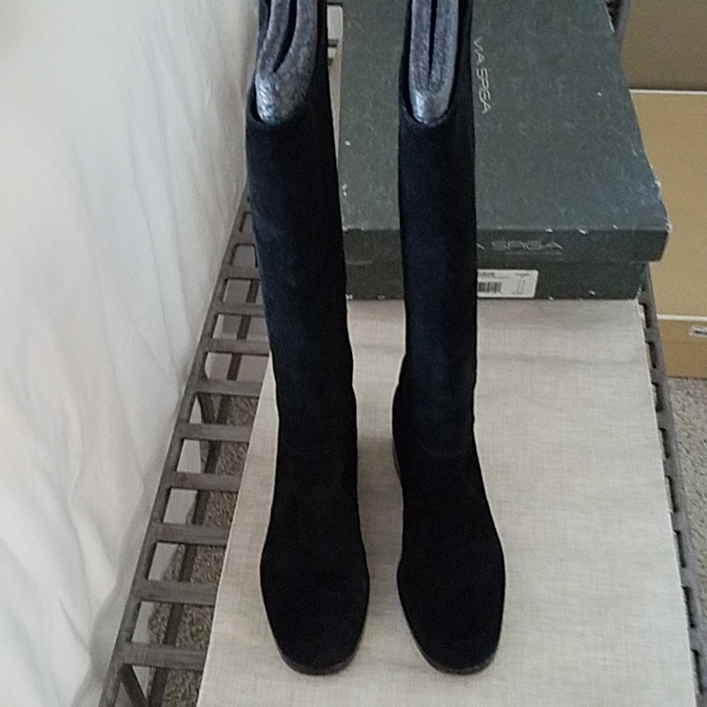 Women's, size 6, black, suede boots.